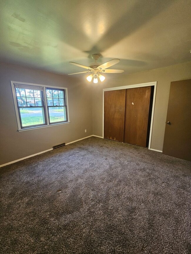 Building Photo - 3 Bedroom | 2 Bathroom | 2 Car Garage | Springfield MO!