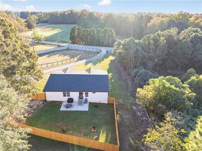 Building Photo - 1324 Ace Mcmillian Rd