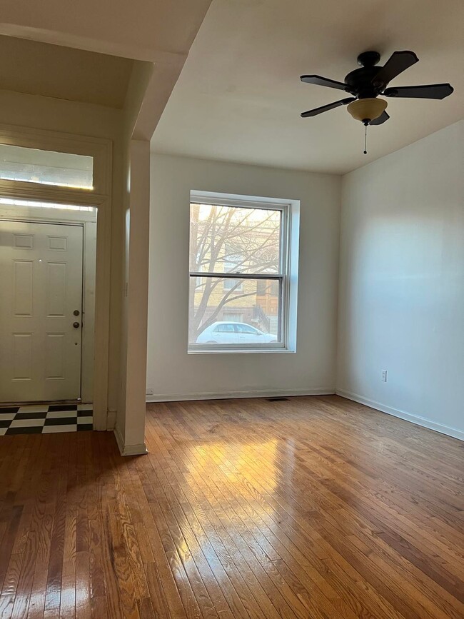 Building Photo - 1832 Green St