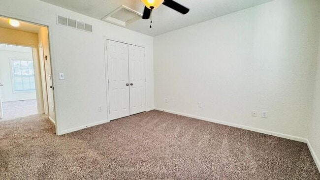 Building Photo - Creekwood Park Townhomes -SPECIAL FALL DEA...