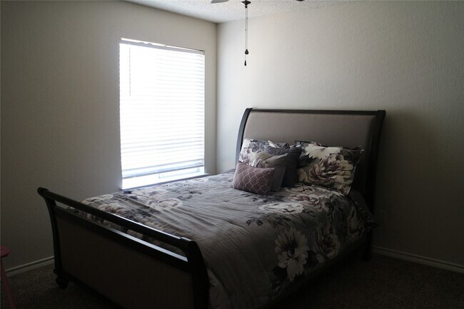 Building Photo - 1936 Gansett Dr