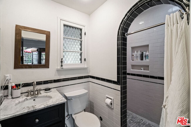 Building Photo - 1632 N Orange Grove Ave