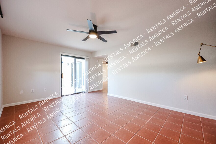 Building Photo - 1413 N Oak St