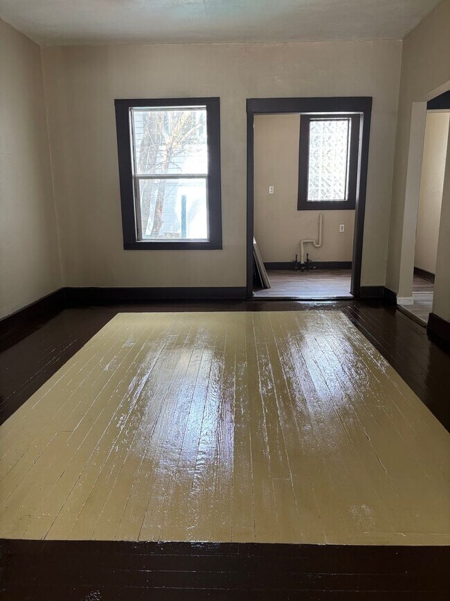 Building Photo - Newly Renovated 4 Bedroom Home