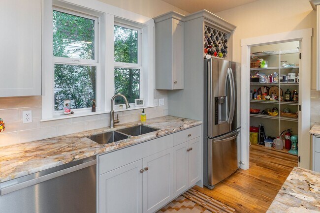 Building Photo - Beautiful Craftsman Style Home in Northwes...