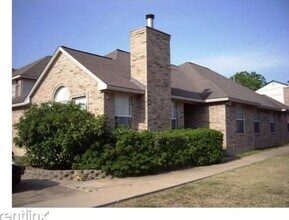Building Photo - Spacious 3/2 duplex in great location