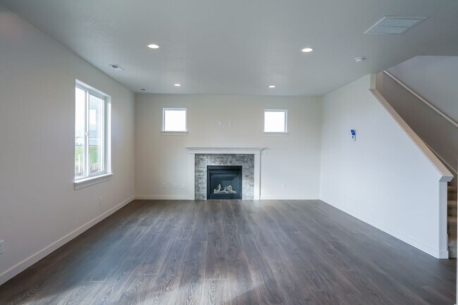 Building Photo - 4 Bedroom, 2.5 Bath New home