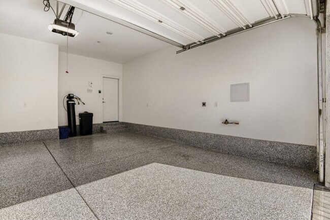 Building Photo - Stylish 2-Bedroom Townhome in Southwest Las Vegas