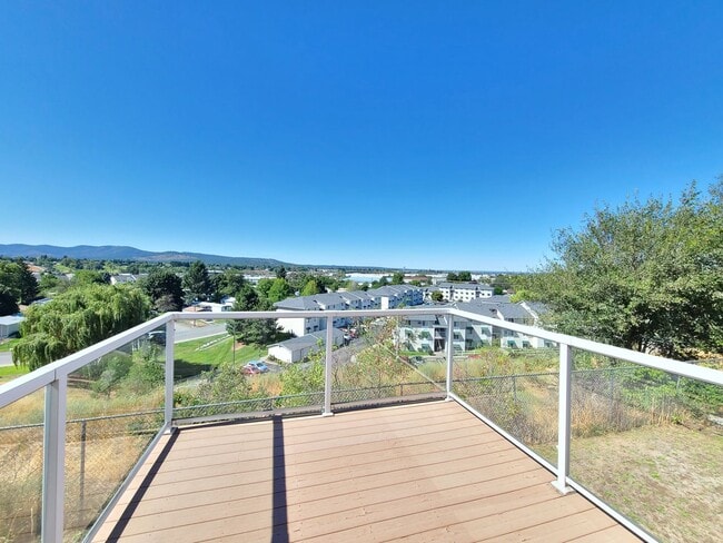 Building Photo - $2,300 -  3 Bed / 2.5 Bath Beautiful Spoka...