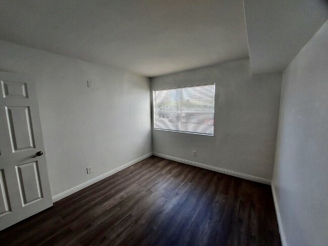 Building Photo - Recently Renovated 3-Bed, 2-Bath Condo