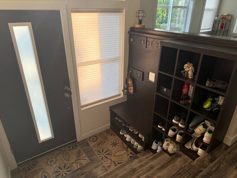 entrance storage - 10526 111th Ave NE