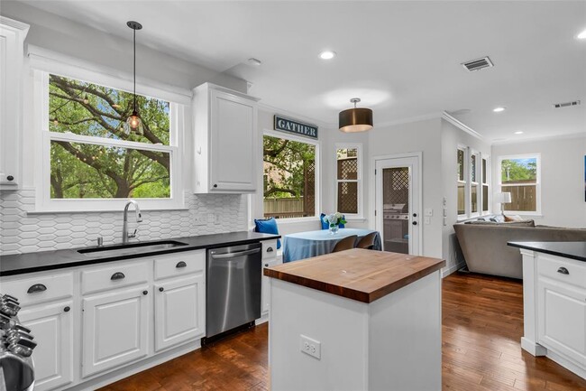 Building Photo - 11500 Emerald Falls Dr