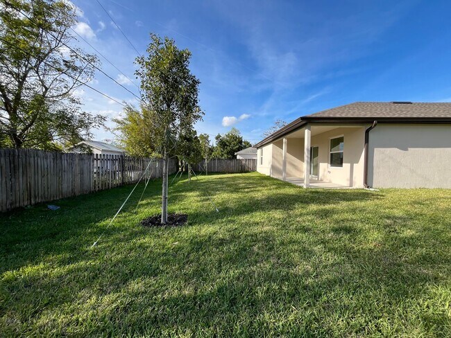 Building Photo - Annual Rental in Port St Lucie