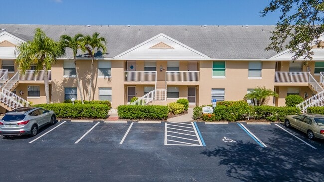 Building Photo - Well-Maintained 2BR/2BA Condo with Lake Vi...