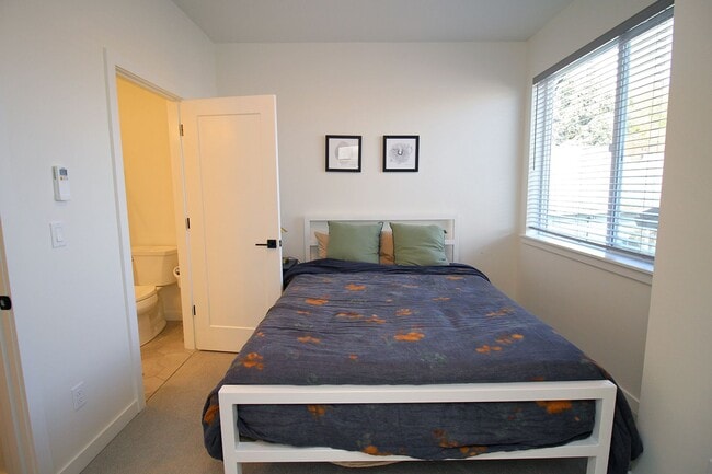 Building Photo - 5723 S Kelly Ave