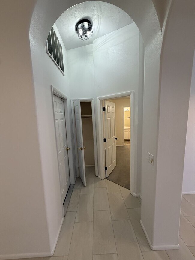 Building Photo - 204 N 2000 E