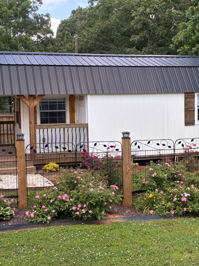 Building Photo - Private 1-Bedroom Cottage