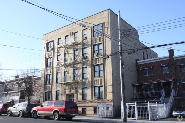 Building Photo - 910 E 222nd St