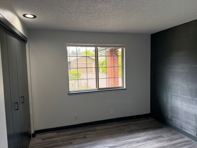 Building Photo - Beautifully updated 3 bedroom, 2 bath house in Eugene!