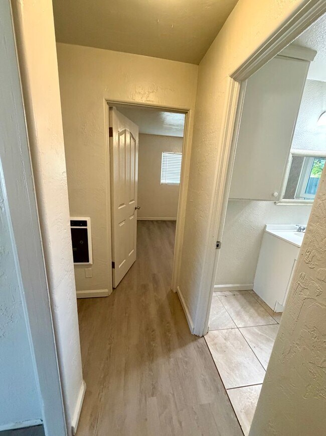 Building Photo - 930 De Moll Dr