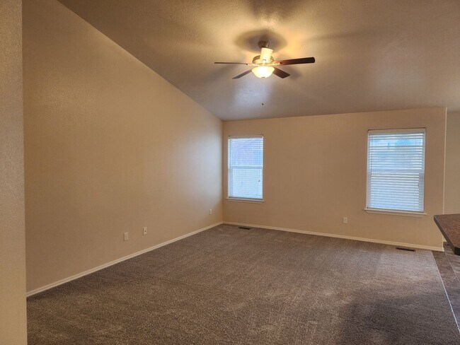 Building Photo - Charming single level 4 bedroom home in Crimson Point community. Spacious open floor plan, oversi...