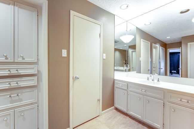 Building Photo - 3927 Pleasant Valley Dr