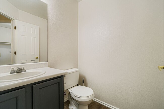 Building Photo - Bright & Spacious 3-Bedroom Home in Fox Run
