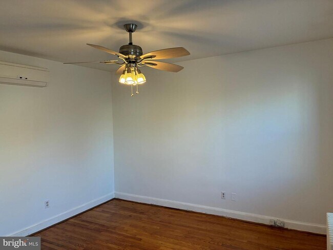 Building Photo - 717 Kearny St NE