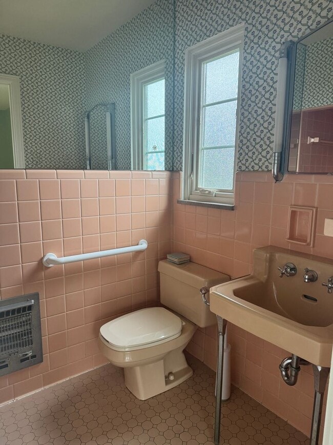 Building Photo - 3 Bedroom 2 Bath Ranch Home - Upper Arlington Schools