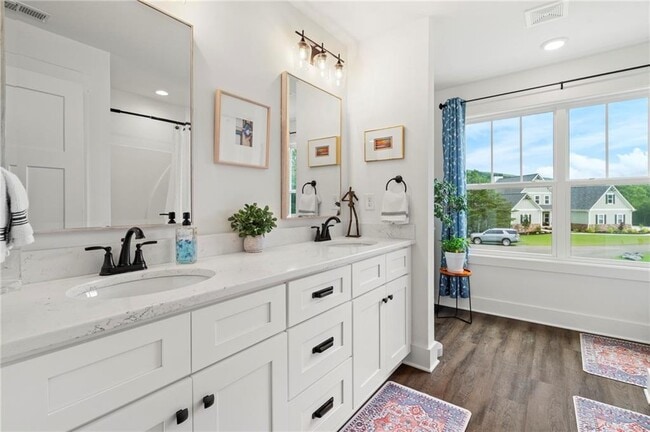 Building Photo - 175 STONELEDGE TRCE N