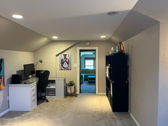 Building Photo - Beautiful custom 3 bedroom 2 bath house in...