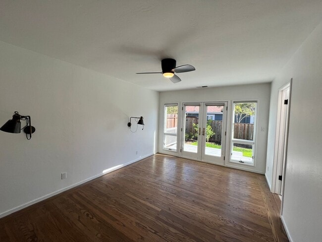 Building Photo - WONDERFUL TWO BEDROM TWO BATH UPDATED HOME IN SUN VALLEY