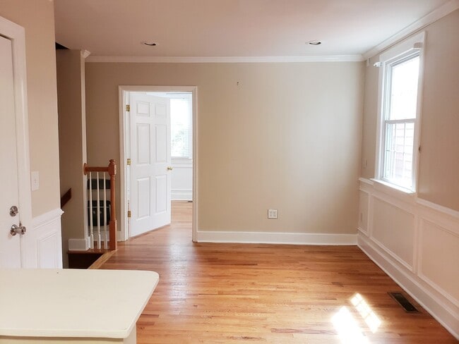 Building Photo - 4 Bedroom - 2 Bath - Great Location