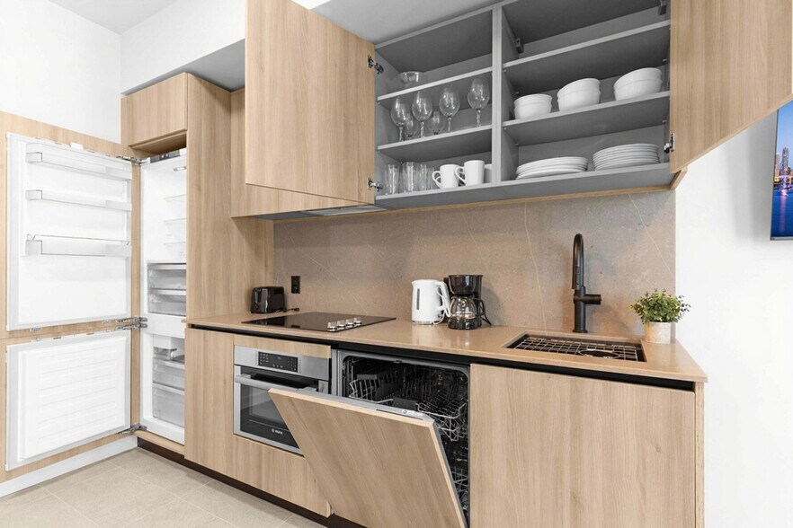 Building Photo - 501 NE 1st Ave