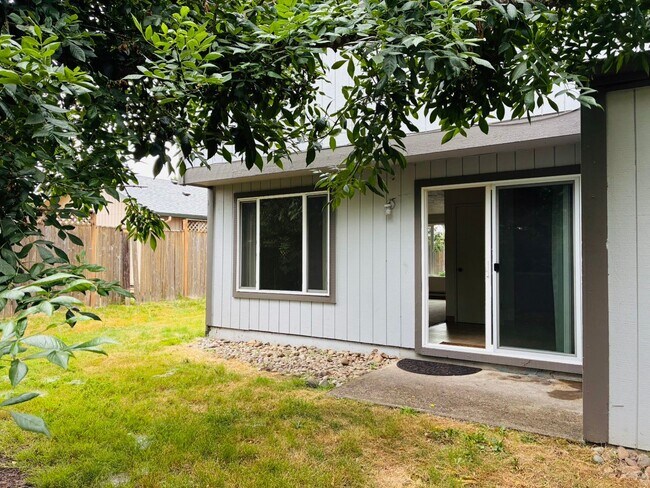 Building Photo - 933-937 NW Sequoia Ave