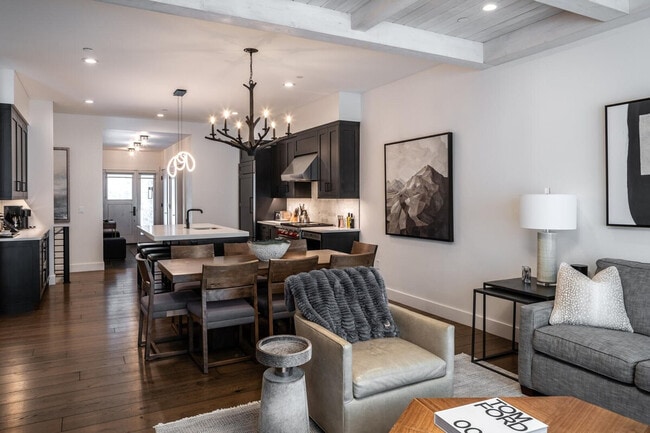 Building Photo - 5 Wildwood Rd W