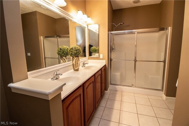 Building Photo - 4977 Lake View Dr