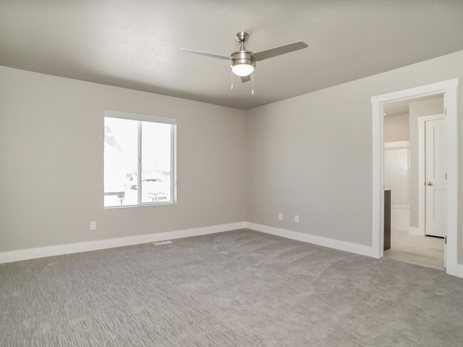 Building Photo - Beautiful 3 Bed 2.5 Bath Townhome in West ...