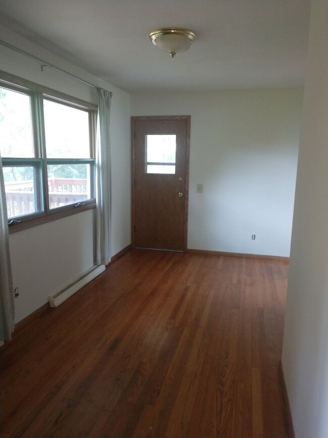 Building Photo - 3 Bedroom 1.5 Bath Single Family Home in H...