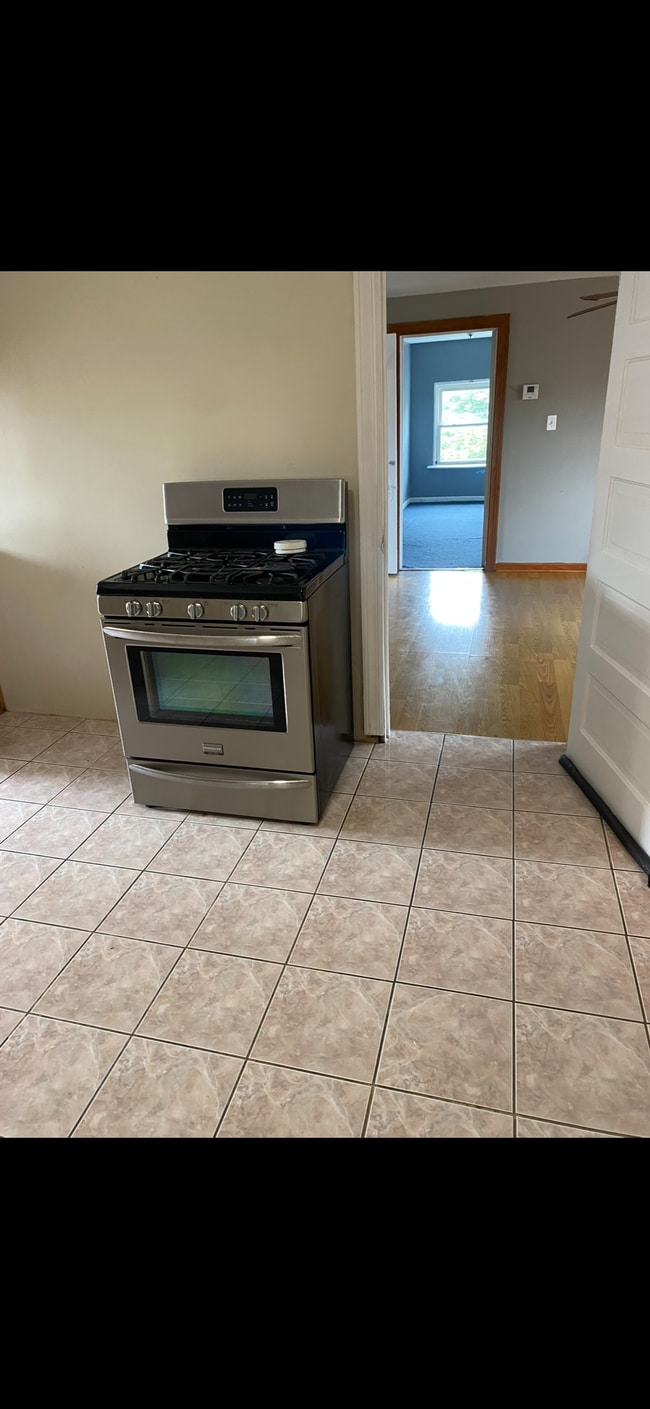 Kitchen - 705 N 16th Ave