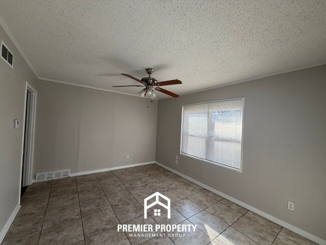 Building Photo - Charming 3BR Memphis Home with Tile Floors, Dining Area & Fenced Backyard