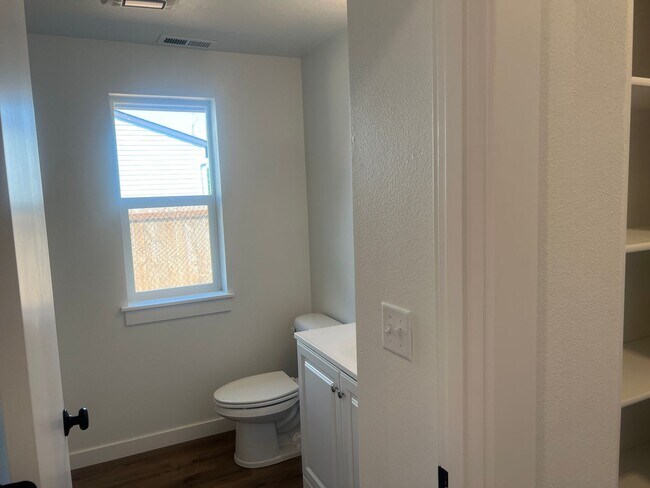 Building Photo - 724 SE 135th Ct
