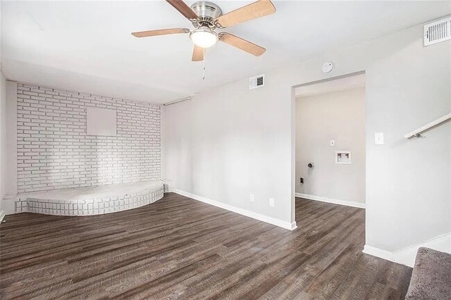 Building Photo - 2625 Crestdale Cir SE