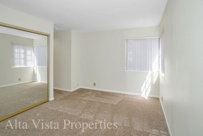 Building Photo - Villa La Jolla Dr 8840-204