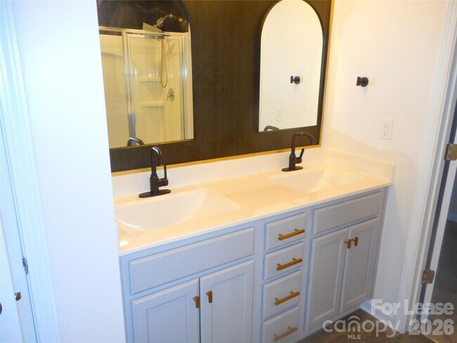 Building Photo - 3058 Eastcott Ave