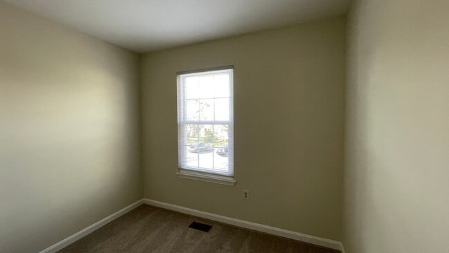 Building Photo - End Unit Townhouse in North Stafford