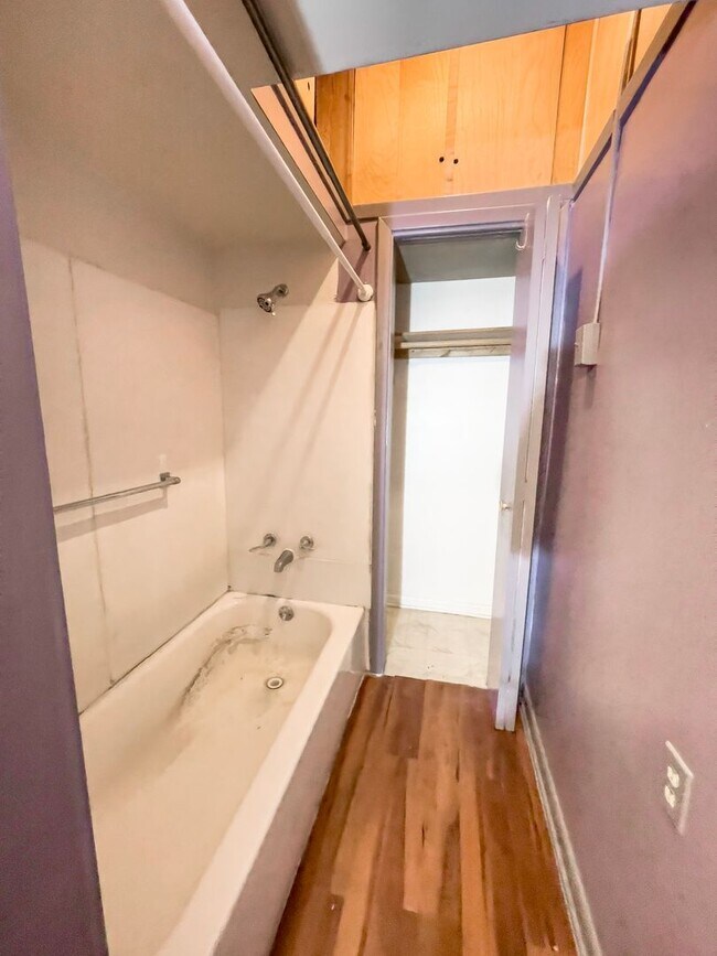 Building Photo - 1810 E 6th St