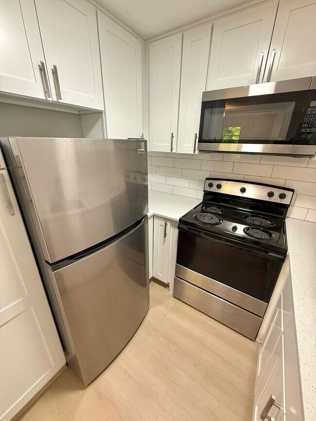 Building Photo - 4-Bedroom North Green Lake Townhouse-Style...