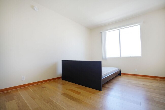 Building Photo - Sunlight Galore 2 Bed / 3Bath + Loft + Sundeck Condo in Westwood!