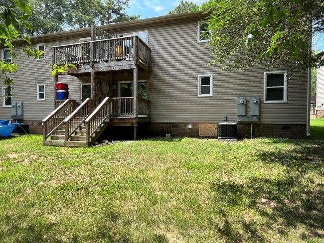 Building Photo - 2 Bedroom Lower Level Unit in Concord